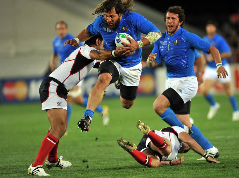 Rugby, Martin Castrogiovanni evita con un balzo un avversario durante il campionato del mondo del 2011 (Afp)